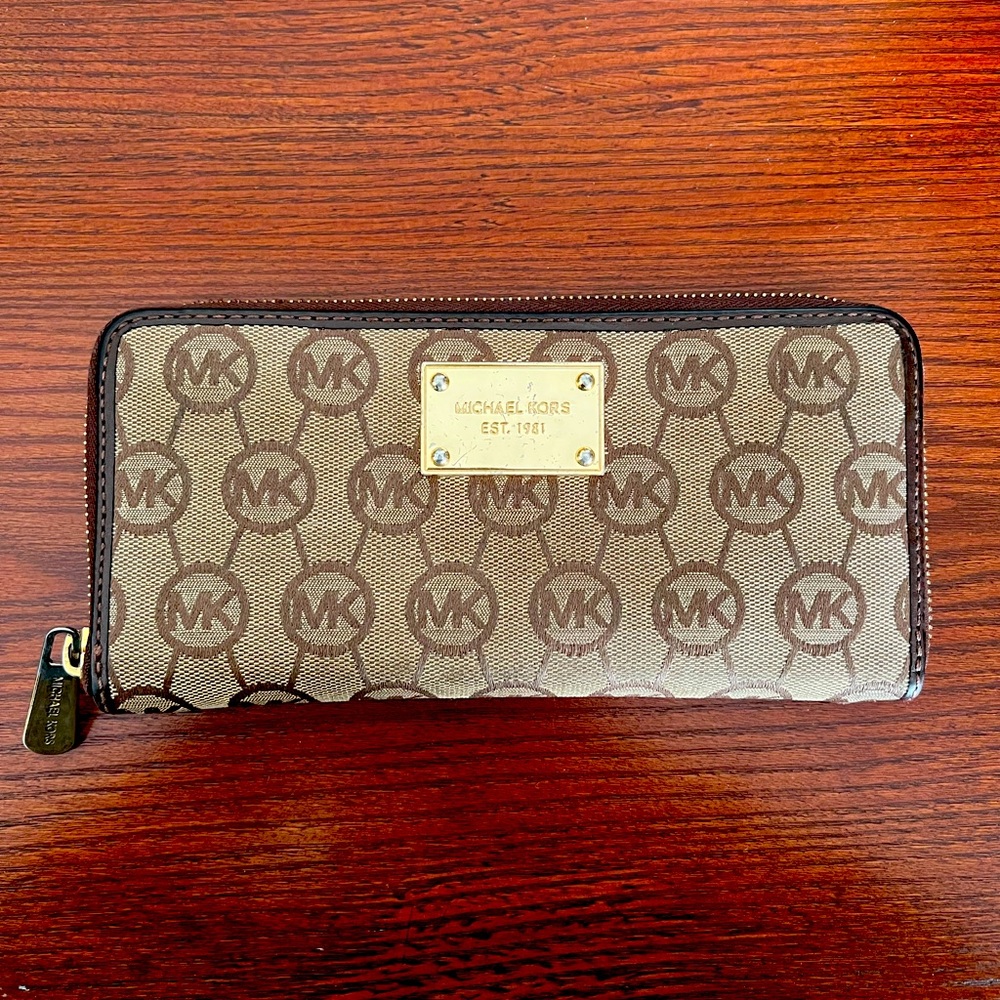 Michael Kors Signature Circle Monogram Wallet